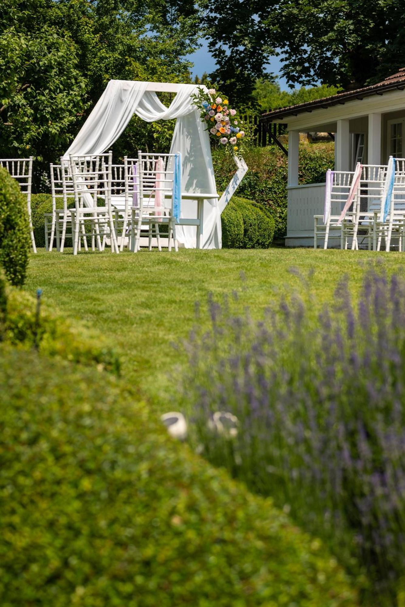 Family Hotel Okoř מראה חיצוני תמונה